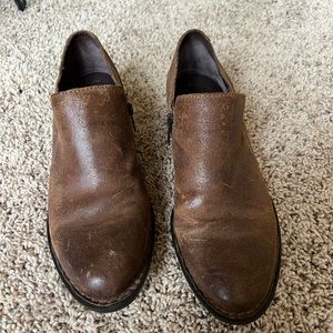 Born distressed leather brown low ankle boots, size 9.5